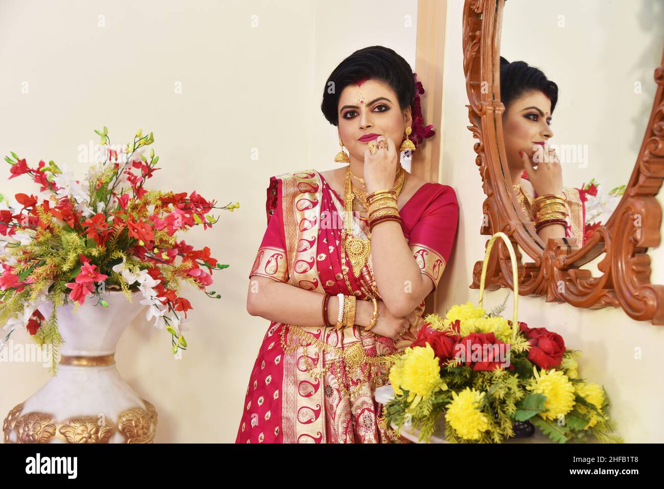 Porträt einer schönen indischen bengalischen Frau in ethnischer Saree und Schmuck gekleidet. Indien. Stockfoto