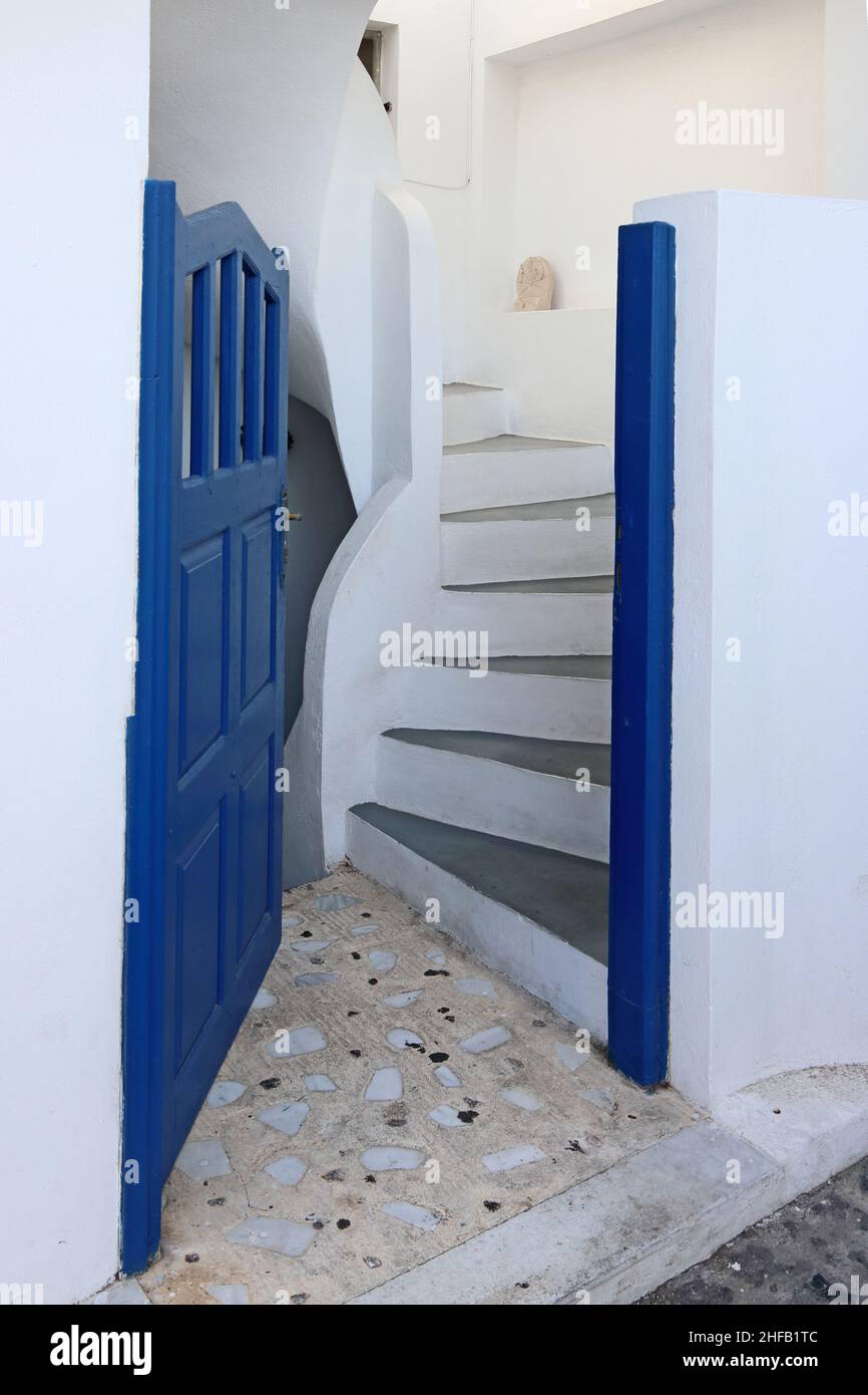 Blaues Tor zur Treppe, Santorini, Griechenland Stockfoto