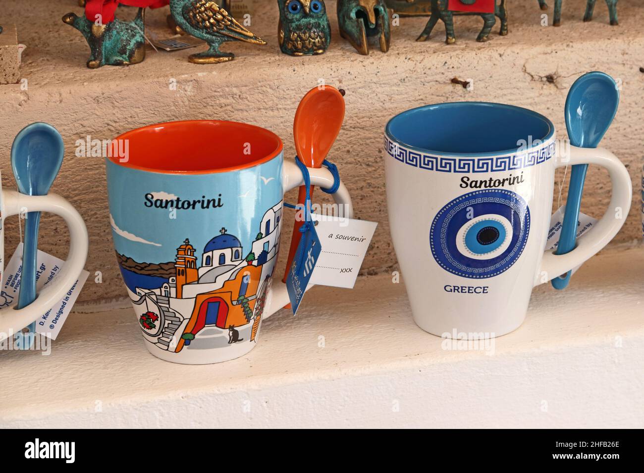 Souvenir Tassen von Santorini Stockfoto