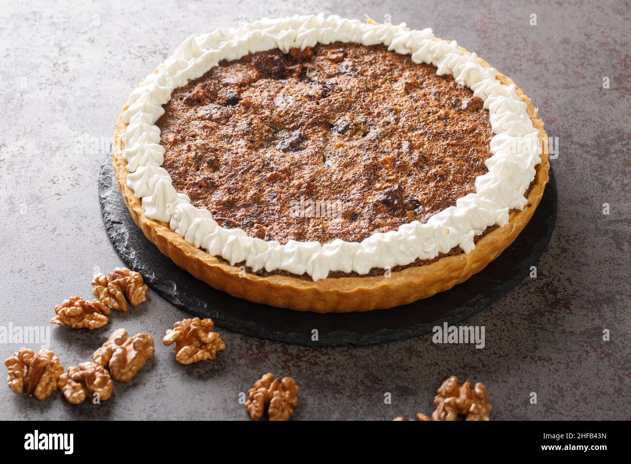 Frische dunkle Schokolade Chip Walnut Pie Nahaufnahme auf dem Betontisch. Horizontal Stockfoto