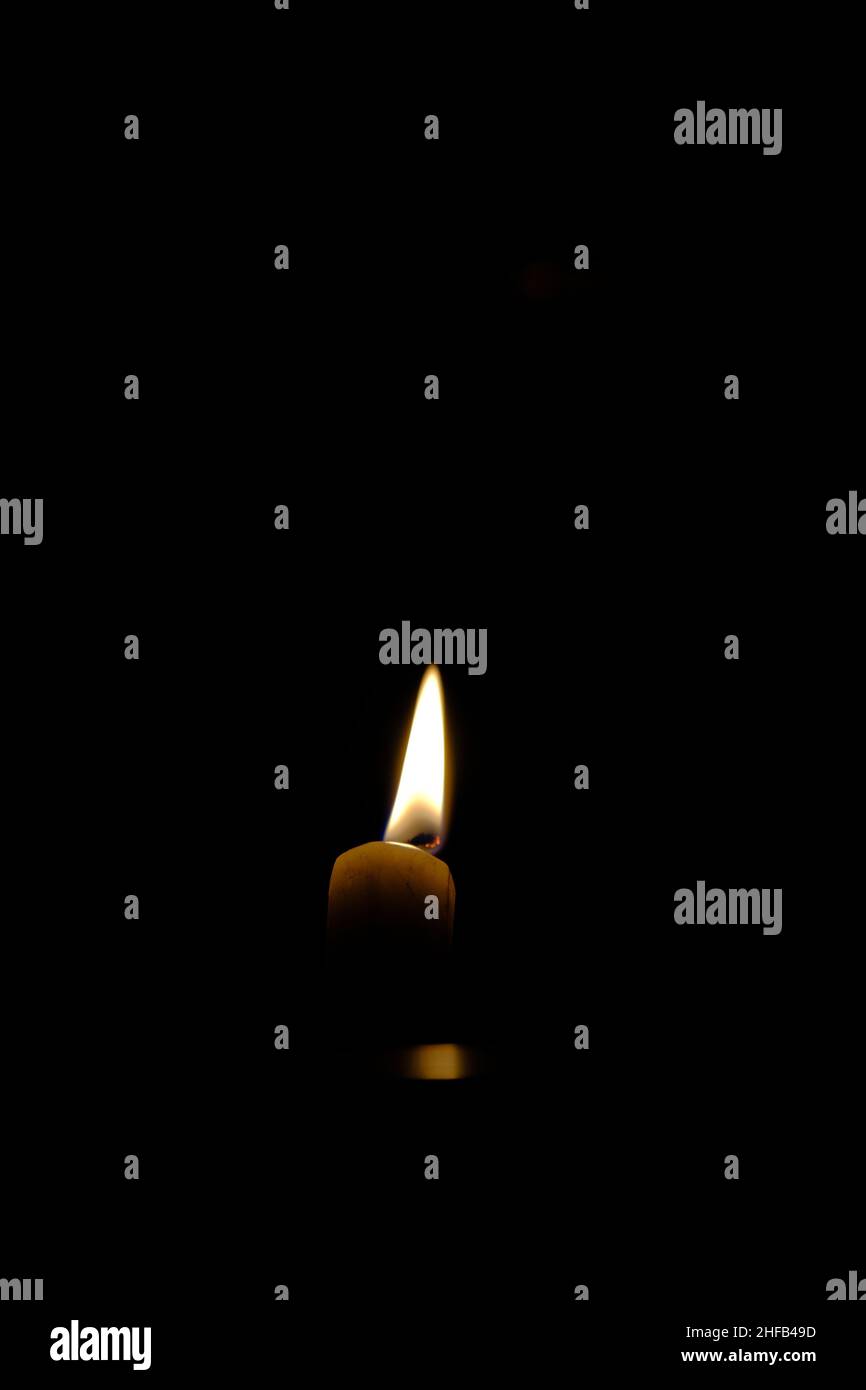 Kerze schwarzer hintergrund -Fotos und -Bildmaterial in hoher Auflösung –  Alamy