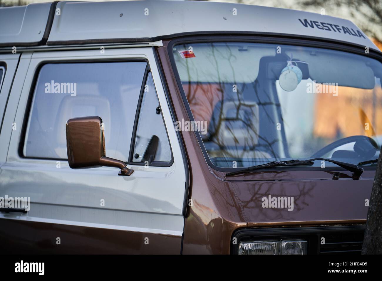 PAMPLONA, NAVARRA SPANIEN JANUAR 11 2022:Klassischer Transporter der Marke Volkswagen und westfälisches Modell in Braun Stockfoto