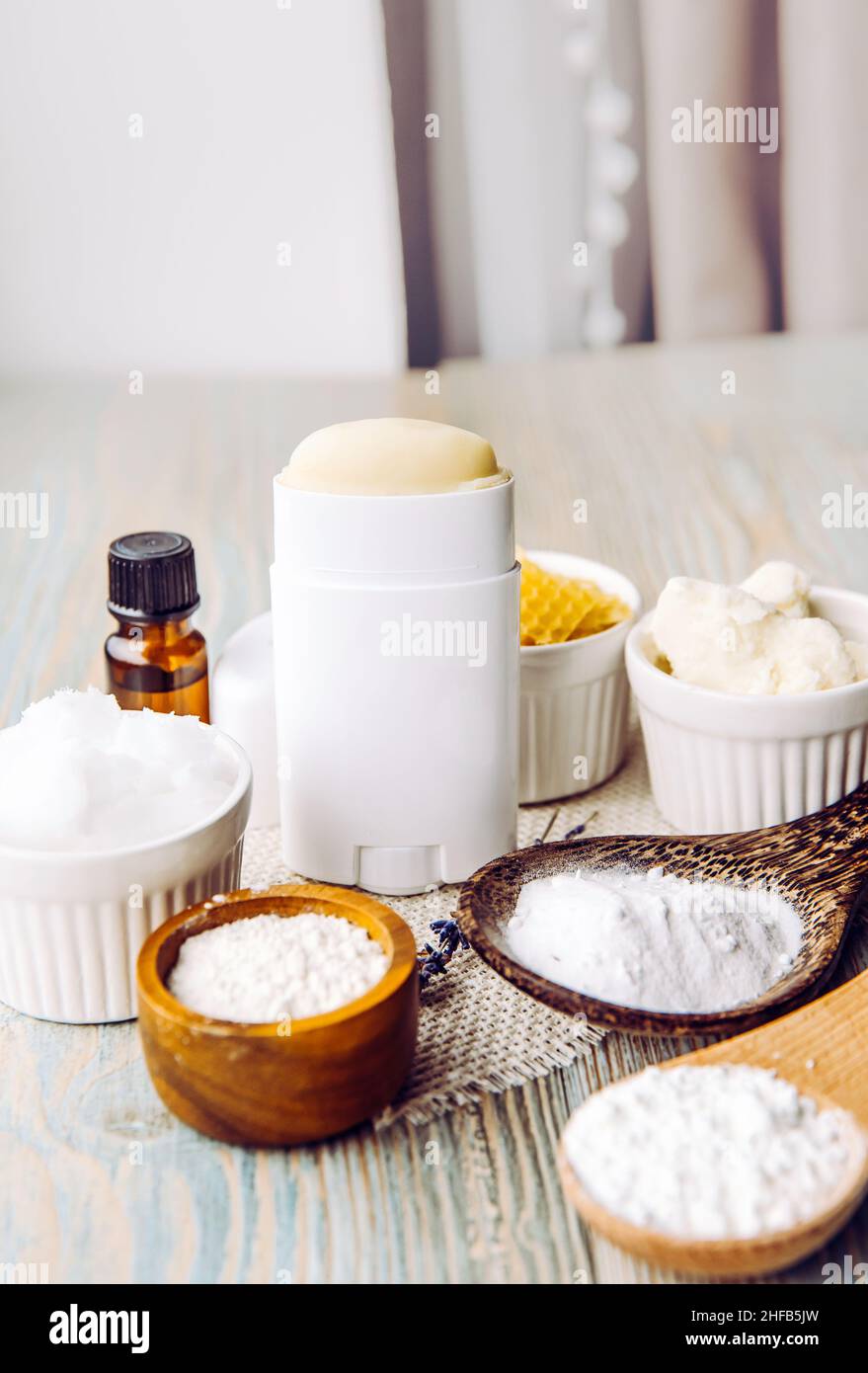 Herstellung hausgemachter Deodorant Stick mit allen natürlichen Zutaten Konzept. Holzhintergrund. Zutaten: Pfeilwurzelpulver, Backpulver, Bienenwachs, Shea. Stockfoto