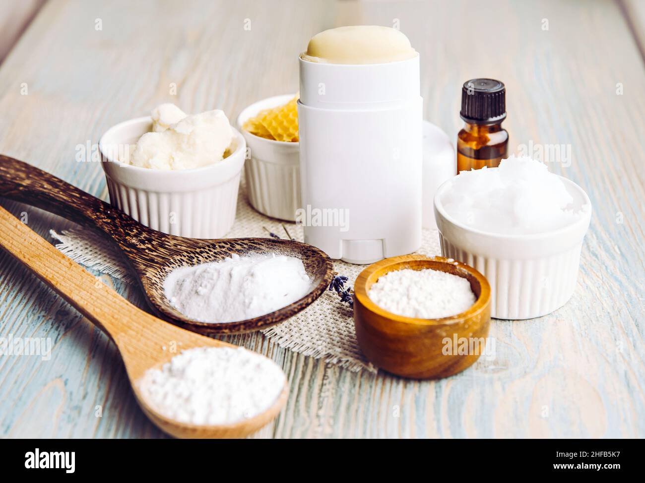 Herstellung hausgemachter Deodorant Stick mit allen natürlichen Zutaten Konzept. Holzhintergrund. Zutaten: Pfeilwurzelpulver, Backpulver, Bienenwachs, Shea. Stockfoto