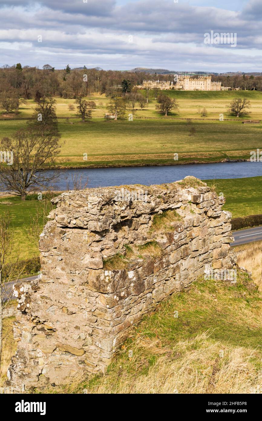 Floors Castle, Sitz des Herzogs von Roxburghe, vom Hügel und den zerstörten Mauern des Roxburgh Castle aus gesehen - in der Nähe von Kelso, Scottish Borders. Stockfoto