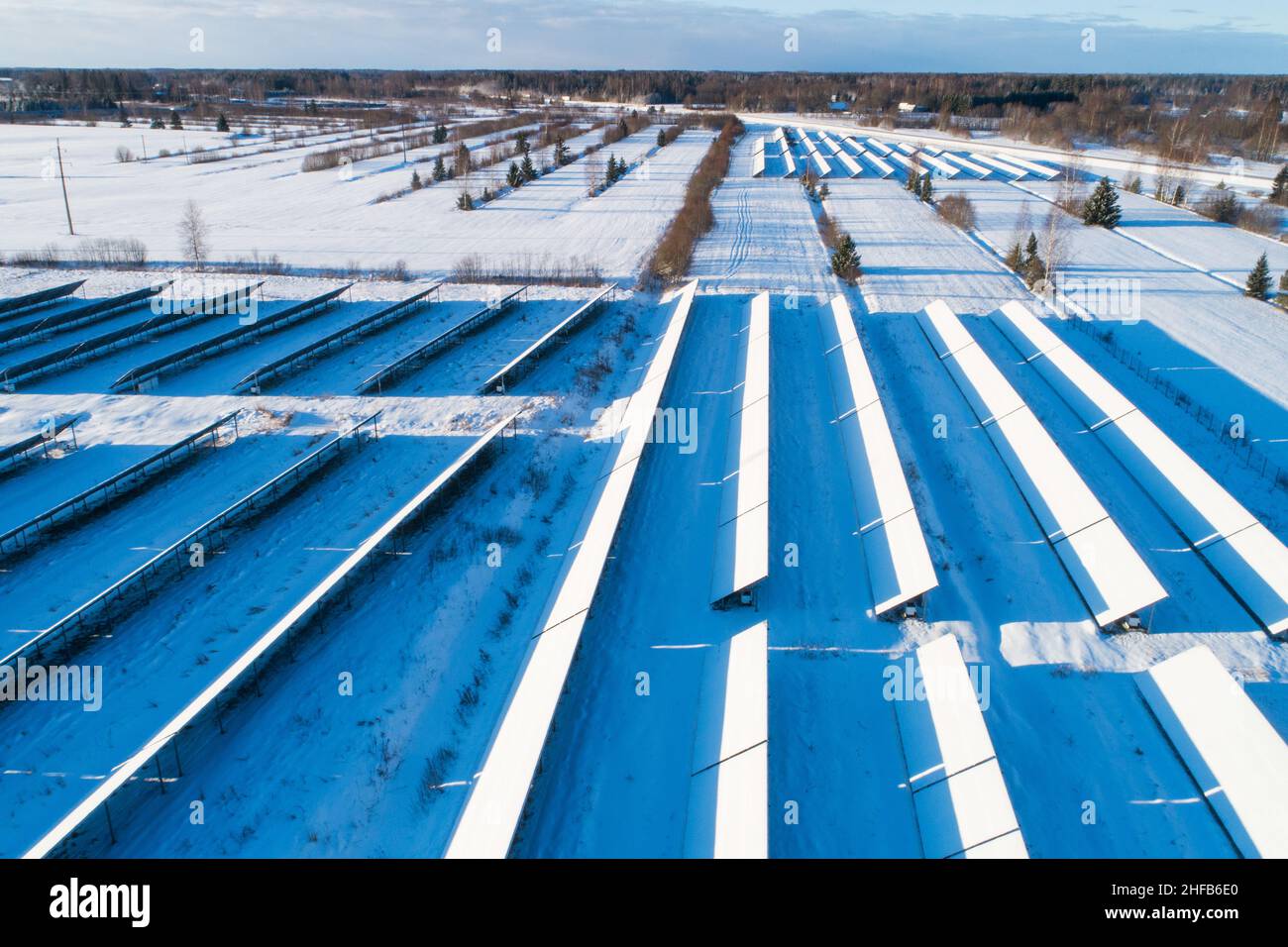 Schneebedeckte Antenne aus Solarpaneelen. Geringe Effizienz im Winter auf der Nordhalbkugel. Stockfoto