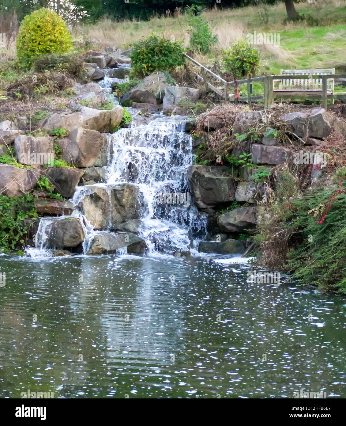 Kaskade eines Wasserfalls am frühen Herbstabend Stockfoto