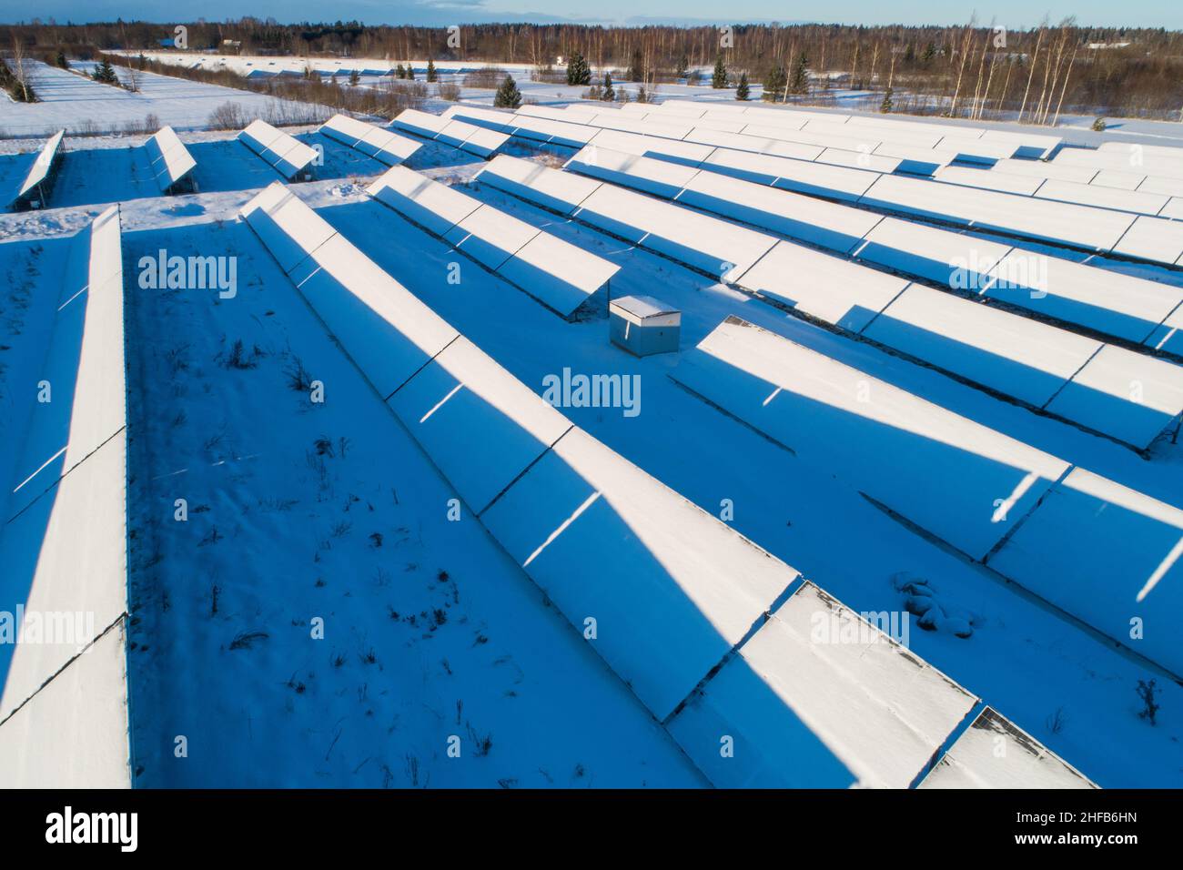 Schneebedeckte Antenne aus Solarpaneelen. Geringe Effizienz im Winter auf der Nordhalbkugel. Stockfoto