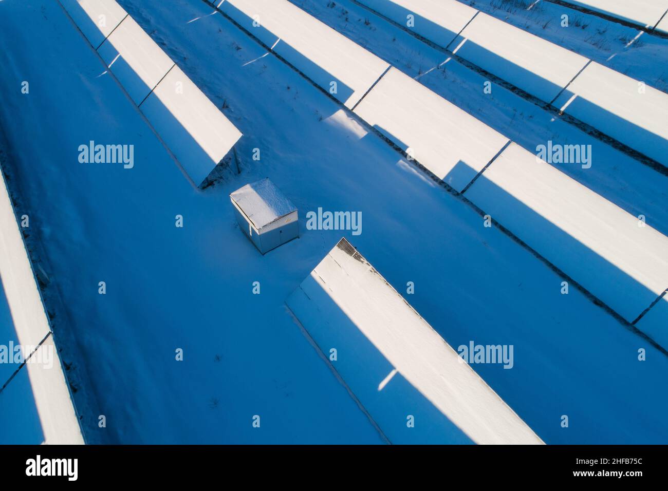 Schneebedeckte Antenne aus Solarpaneelen. Geringe Effizienz im Winter auf der Nordhalbkugel. Stockfoto