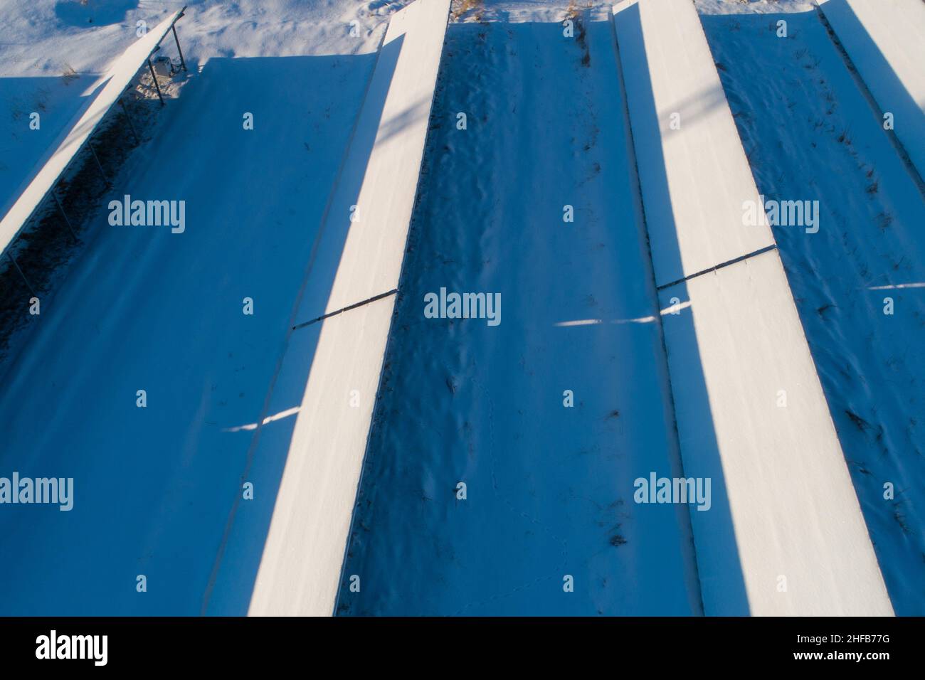 Schneebedeckte Antenne aus Solarpaneelen. Geringe Effizienz im Winter auf der Nordhalbkugel. Stockfoto