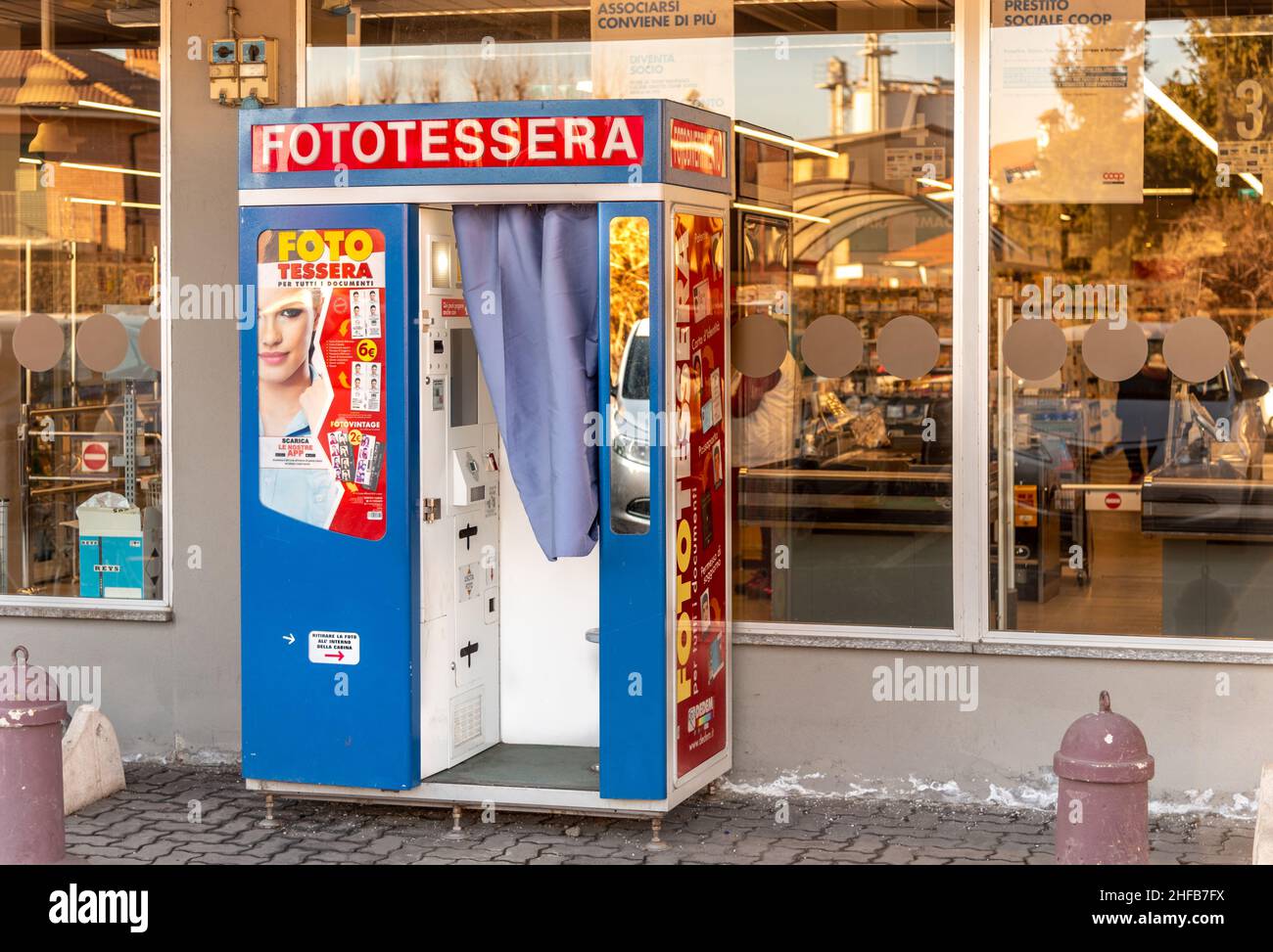 Savigliano, Cuneo, Italien - 14. Januar 2022: Fotokabine für die Erstellung von Passfotos, automatische italienische Fotokabine im Conad Supermarkt Stockfoto