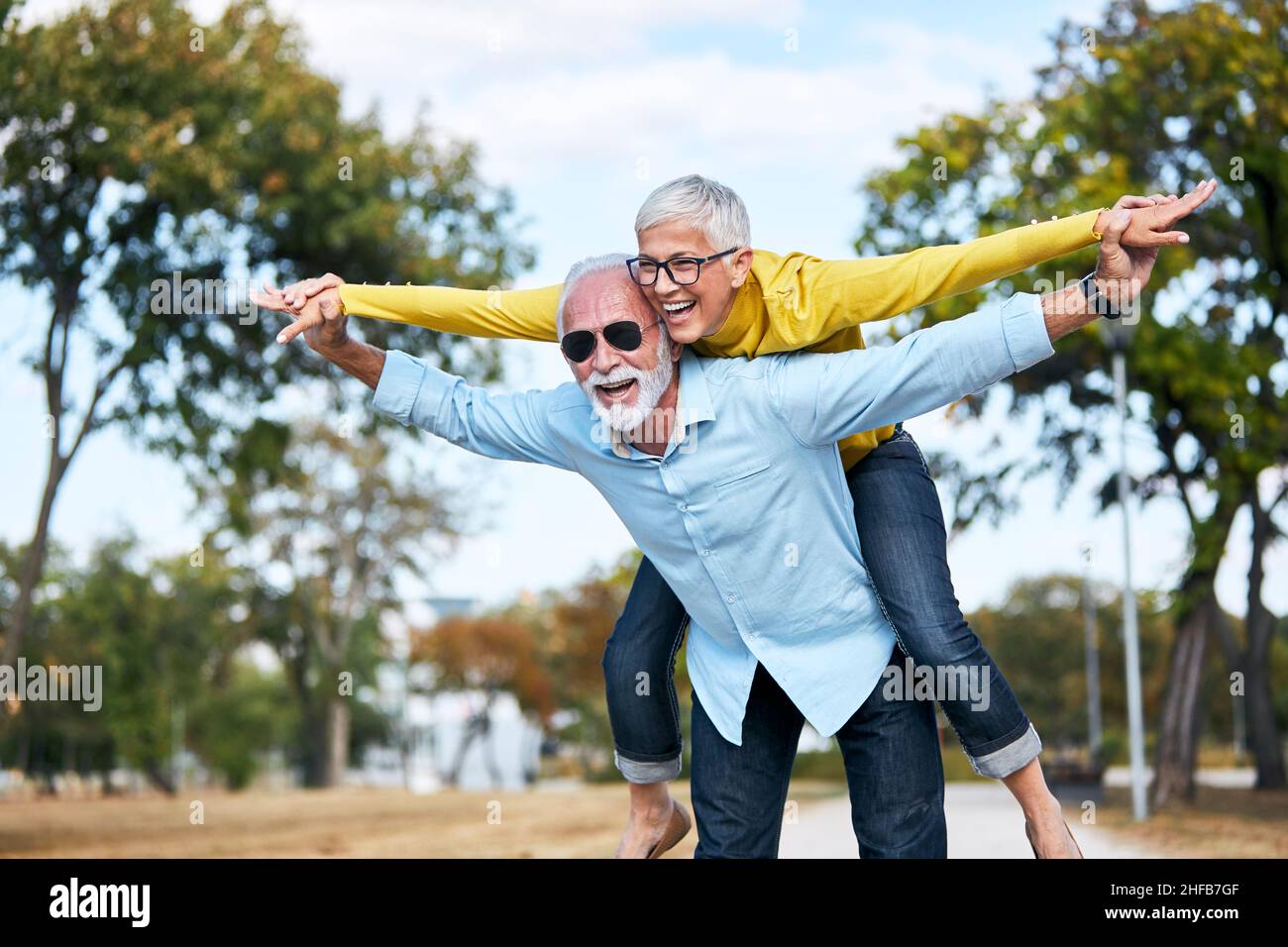 Ältere Paar lieben zusammen glücklich Umarmung Haus Familie älterer Mann Frau Ruhestand lächelnd Huckepack Stockfoto