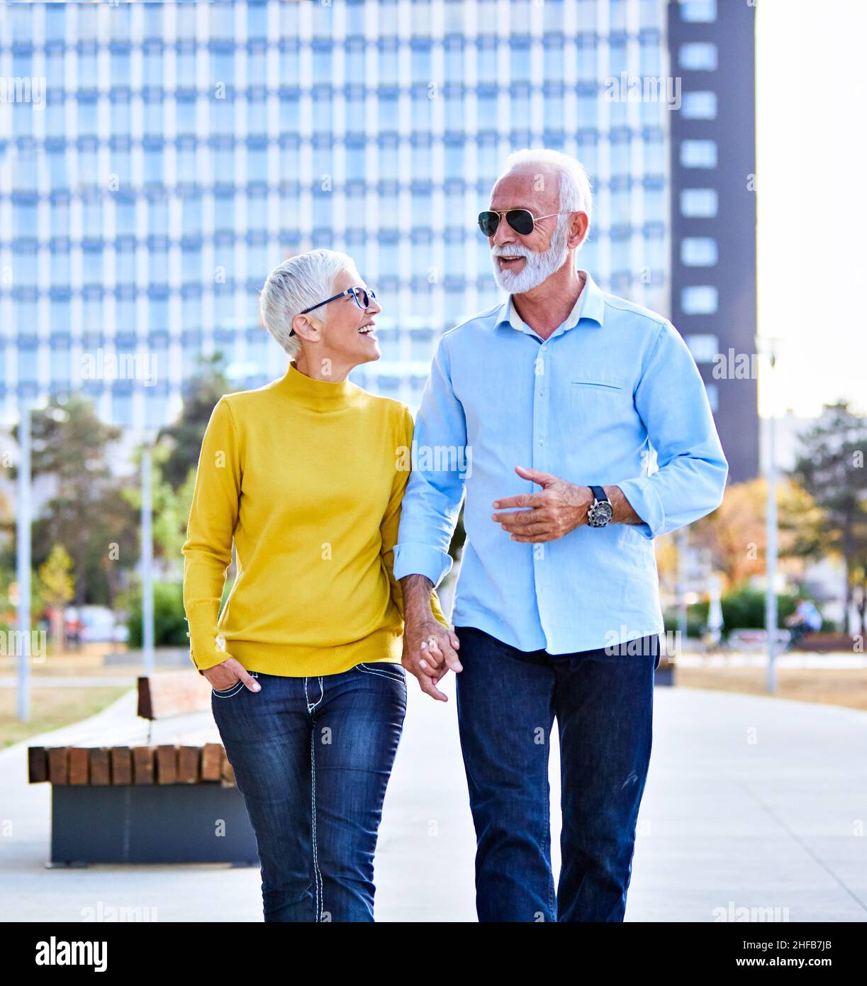 Seniorenpaar glücklich Ältere lieben zusammen Fröhlich lächelnd Porträt hält Hände Frau Pensionist Mann Stockfoto