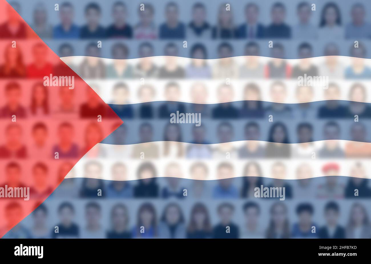 Porträts vieler Menschen auf dem Hintergrund der Flagge Kubas. Das Konzept der Bevölkerung und des demografischen Zustands des Landes. Stockfoto
