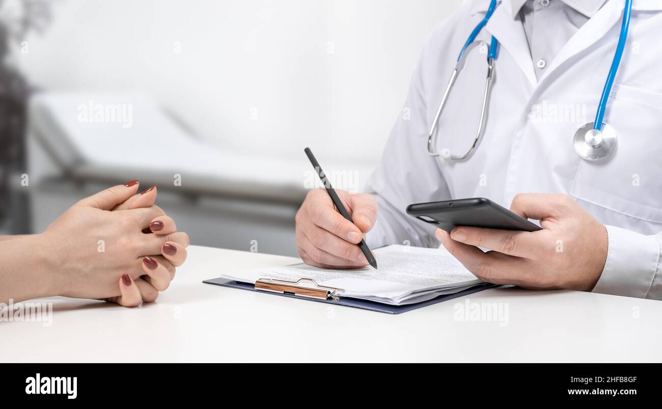 Gesundheitspatienten sitzen reden -Fotos und -Bildmaterial in hoher ...