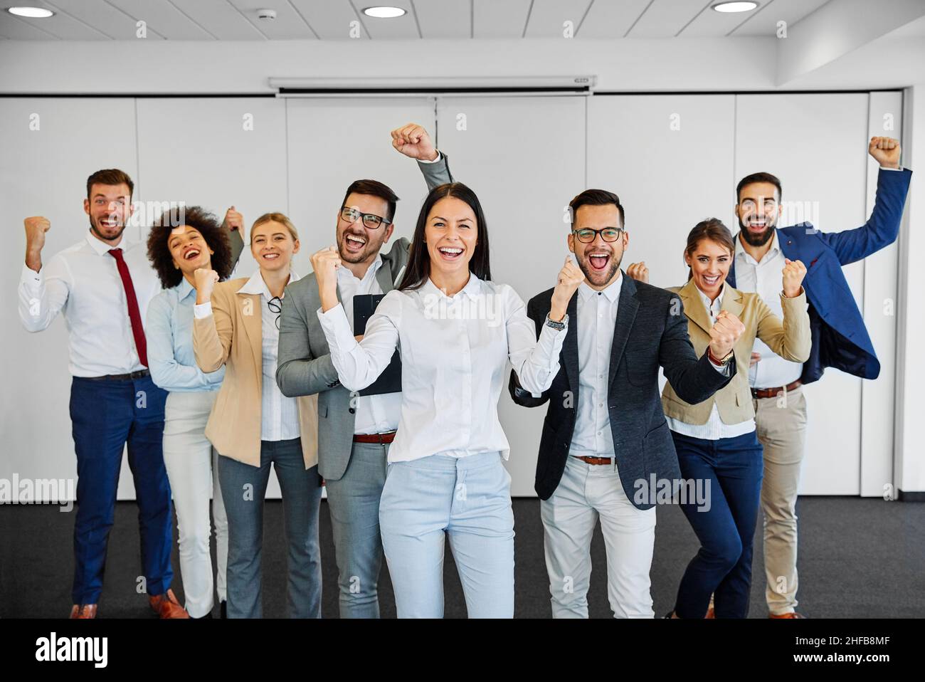 Geschäftsmann Business Team Geschäftsfrau Erfolg Meeting Feier Kollege Büro Teamarbeit glücklich fröhlich feiern Gruppe Stockfoto