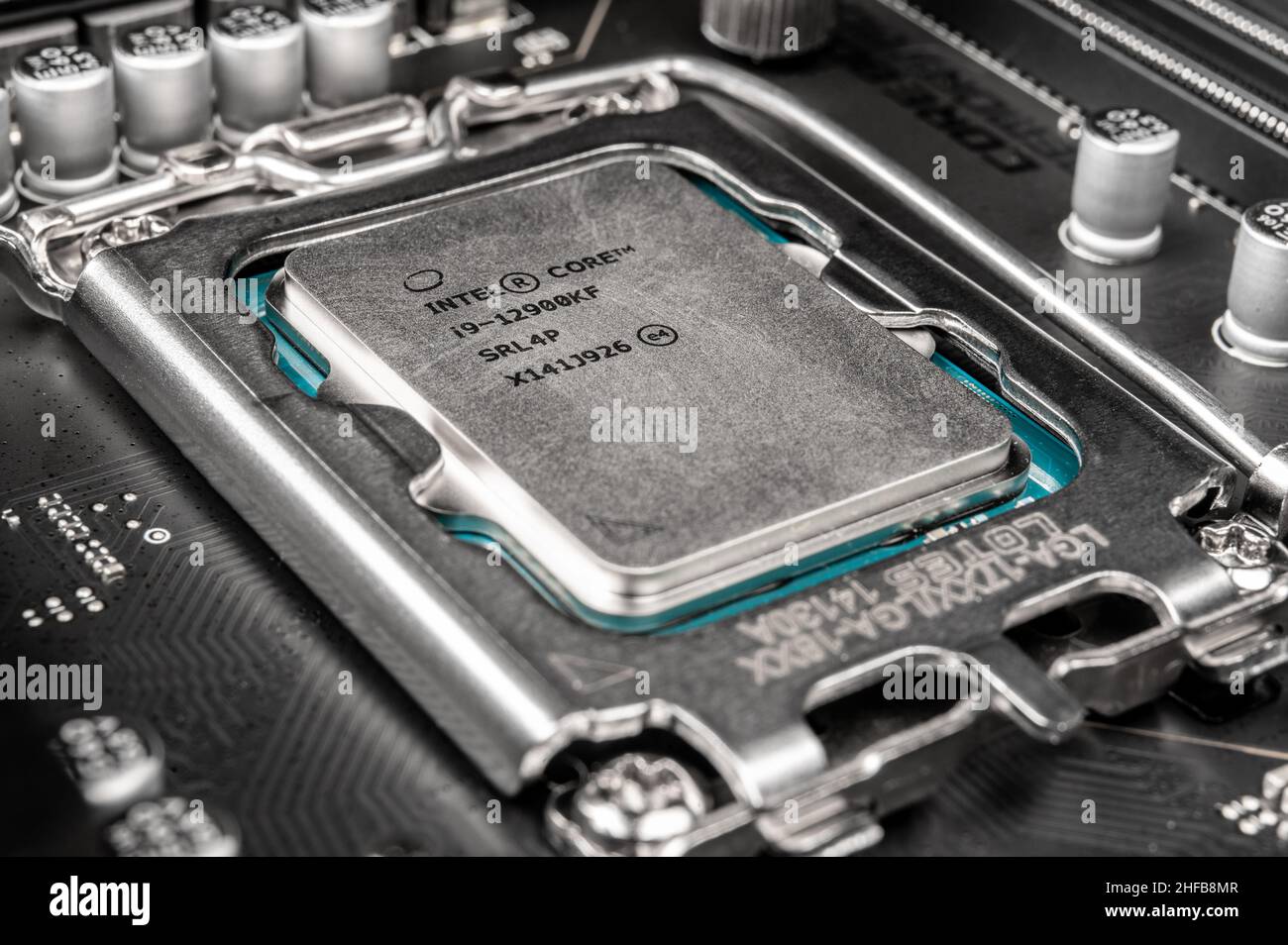 Moskau, Russland - 12. Januar 2022: Neuester Intel i7 12700kf Prozessor-Chip im Sockel auf MSI Z690 Mainboard. Intel ist einer der größten Semico der Welt Stockfoto