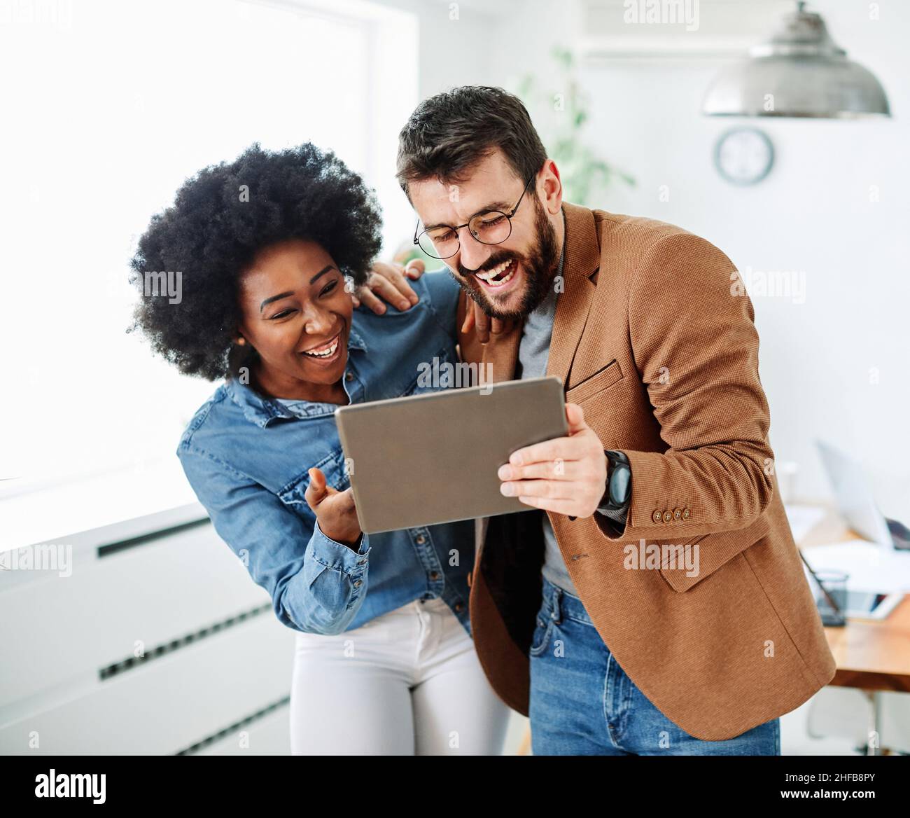 Büro Geschäft Frau Mann Teamarbeit Geschäftsmann Geschäftsfrau Treffen Tablet Kollegen Startup-Team Stockfoto