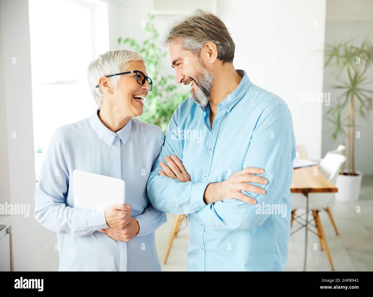 Leitender Geschäftsmann Frau Büro glücklicher Teamkollege arbeitet Teamarbeit lächelnd Stockfoto