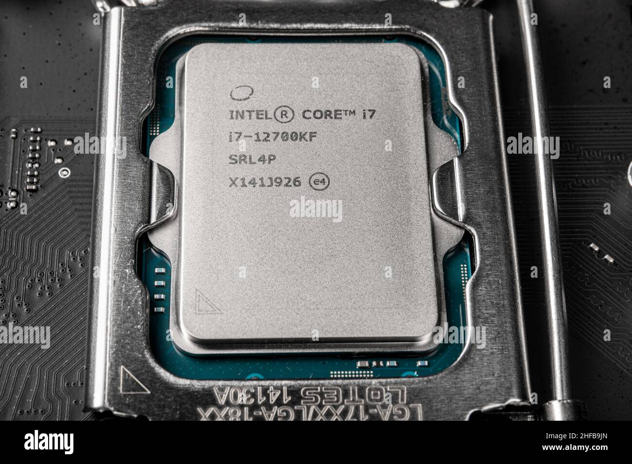 Moskau, Russland - 12. Januar 2022: Neuester Intel i7 12700kf Prozessor-Chip im Sockel auf dem Motherboard. Intel ist einer der weltweit größten Halbleiter-C Stockfoto