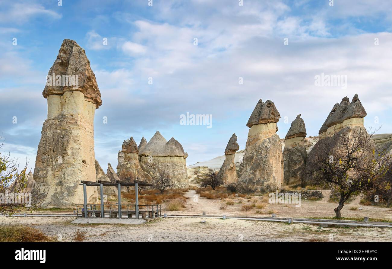 Feenkamine Felsformationen in der Nähe von Goreme, Kappadokien, Türkei. Stockfoto