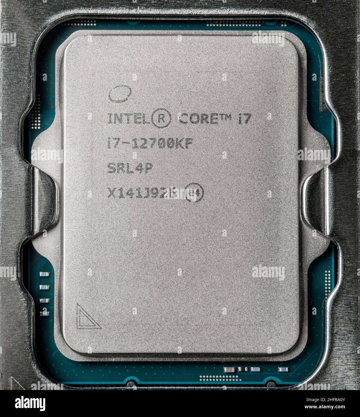 Moskau, Russland - 12. Januar 2022: Neuester Intel i7 12700kf Prozessor-Chip im Sockel auf dem Motherboard. Intel ist einer der weltweit größten Halbleiter-C Stockfoto
