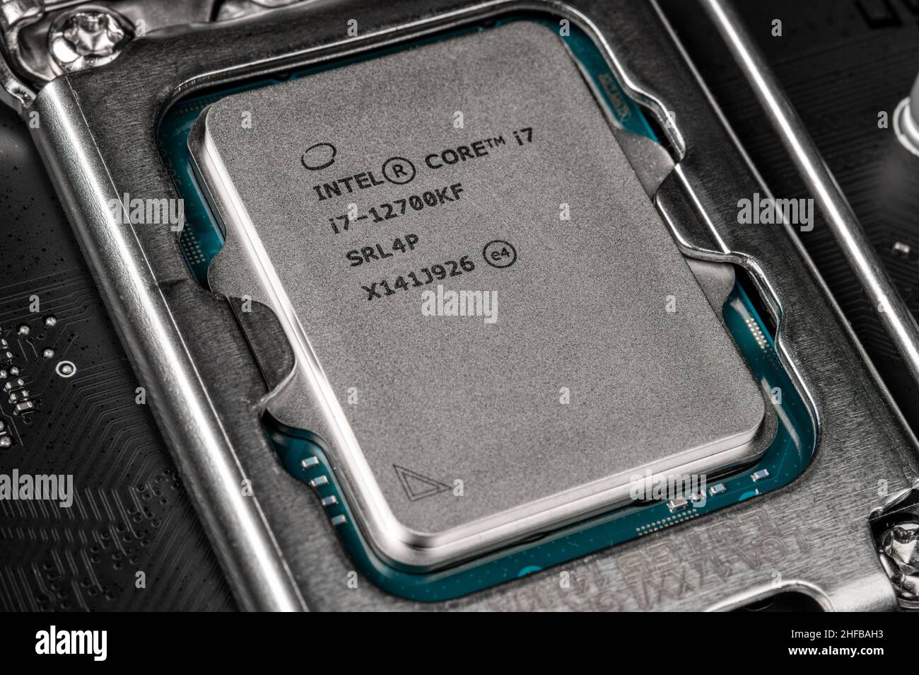 Moskau, Russland - 12. Januar 2022: Neuester Intel i7 12700kf Prozessor-Chip  im Sockel auf dem Motherboard. Intel ist einer der weltweit größten  Halbleiter-C Stockfotografie - Alamy