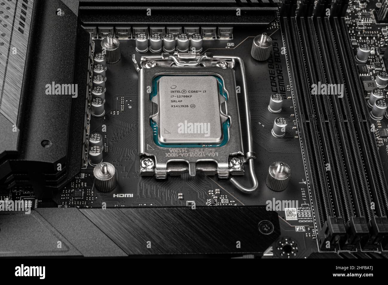 Moskau, Russland - 12. Januar 2022: Neuester Intel i7 12700kf Prozessor-Chip im Sockel auf MSI Z690 Mainboard. Intel ist eines der größten Semiconduc-Produkte der Welt Stockfoto