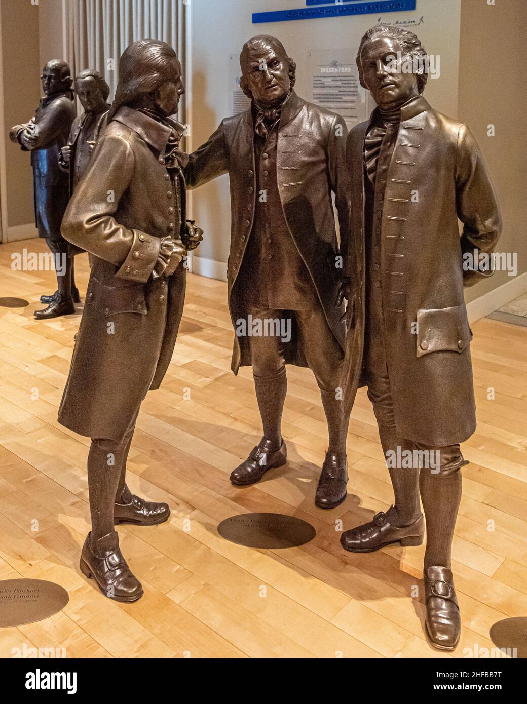 Die Bronzestatuen von Charles Pinckney, Charles Cotesworth Pinckney und John Rutledge in der Signers' Hall im National Constitution Center von Philadelphia Stockfoto