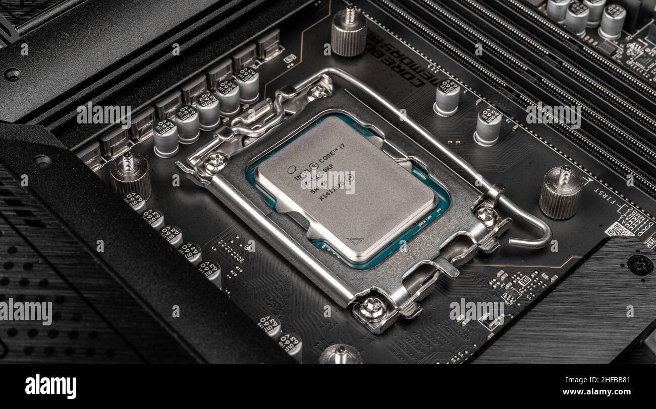 Moskau, Russland - 12. Januar 2022: Neuester Intel i7 12700kf Prozessor-Chip im Sockel auf dem Motherboard. Intel ist einer der weltweit größten Halbleiter-C Stockfoto