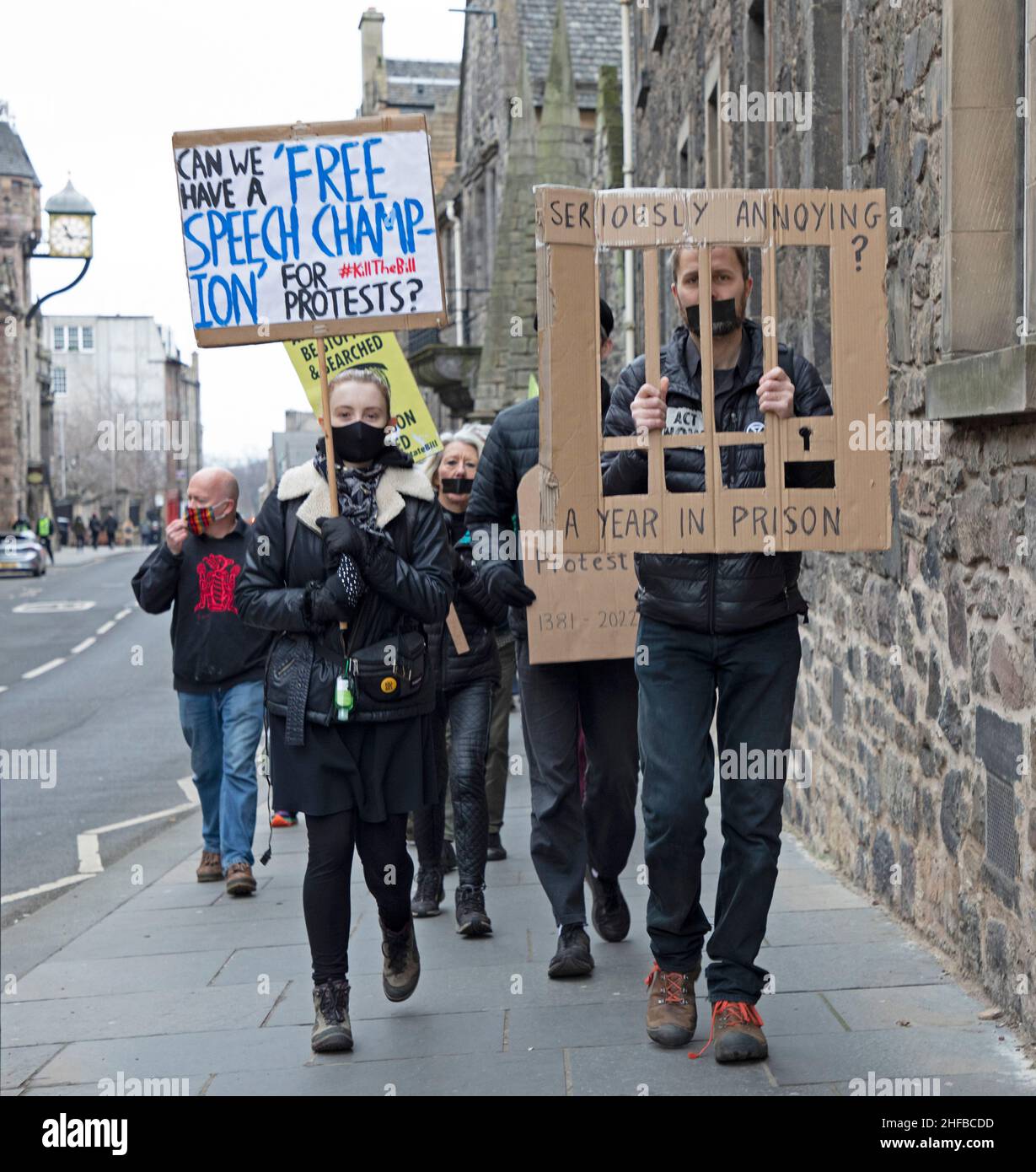 Edinburgh, Schottland, Großbritannien. 15th. Januar 2022. Schwarz gekleidet, gehen die Demonstranten der Extinktionsaufstände von Holyrood zu den Regierungsbüros des Vereinigten Königreichs, dem Queen Elizabeth House, um gegen die antidemokratische Verurteilung der britischen Regierung zum Polizeiverbrechen und gegen das Gerichtsgesetz zu protestieren. *Stoppt das Erwürgen des demokratischen Protests* „das Polizeigesetz ist ein Versuch, den Schrei von Frauen gegen geschlechterspezifische Gewalt, den Schrei von Black Lives Matter gegen rassisierte Gewalt, den Schrei von Klimaaktivisten, die friedlich für unsere Zukunft kämpfen, zum Schweigen zu bringen“, sagte Justin Kenrick. Credit Arch White/Alamy Live News Stockfoto