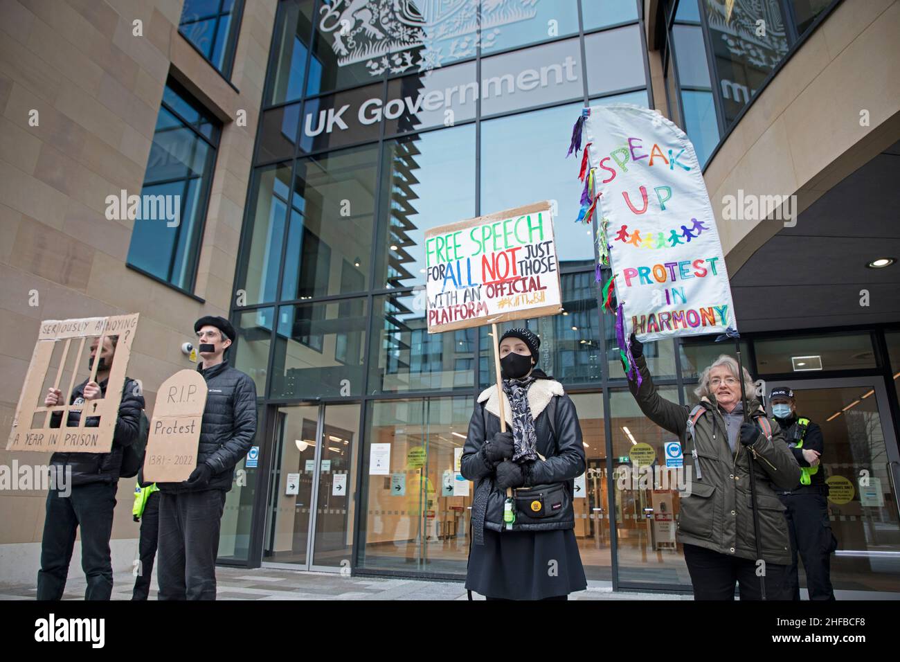 Edinburgh, Schottland, Großbritannien. 15th. Januar 2022. Schwarz gekleidet, gehen die Demonstranten der Extinktionsaufstände von Holyrood zu den Regierungsbüros des Vereinigten Königreichs, dem Queen Elizabeth House, um gegen die antidemokratische Verurteilung der britischen Regierung zum Polizeiverbrechen und gegen das Gerichtsgesetz zu protestieren. *Stoppt das Erwürgen des demokratischen Protests* „das Polizeigesetz ist ein Versuch, den Schrei von Frauen gegen geschlechterspezifische Gewalt, den Schrei von Black Lives Matter gegen rassisierte Gewalt, den Schrei von Klimaaktivisten, die friedlich für unsere Zukunft kämpfen, zum Schweigen zu bringen“, sagte Justin Kenrick. Credit Arch White/Alamy Live News Stockfoto