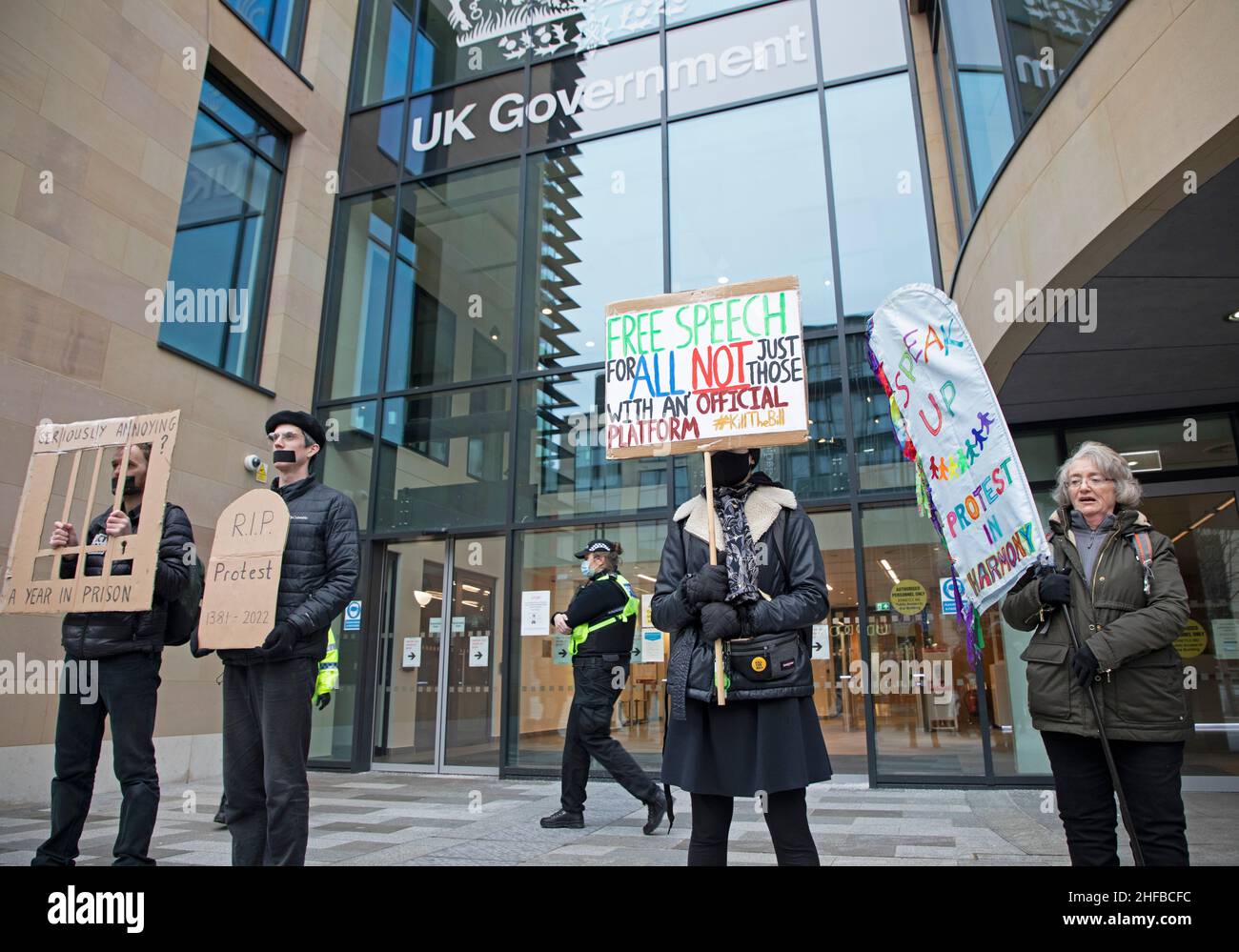 Edinburgh, Schottland, Großbritannien. 15th. Januar 2022. Schwarz gekleidet, gehen die Demonstranten der Extinktionsaufstände von Holyrood zu den Regierungsbüros des Vereinigten Königreichs, dem Queen Elizabeth House, um gegen die antidemokratische Verurteilung der britischen Regierung zum Polizeiverbrechen und gegen das Gerichtsgesetz zu protestieren. *Stoppt das Erwürgen des demokratischen Protests* „das Polizeigesetz ist ein Versuch, den Schrei von Frauen gegen geschlechterspezifische Gewalt, den Schrei von Black Lives Matter gegen rassisierte Gewalt, den Schrei von Klimaaktivisten, die friedlich für unsere Zukunft kämpfen, zum Schweigen zu bringen“, sagte Justin Kenrick. Credit Arch White/Alamy Live News Stockfoto