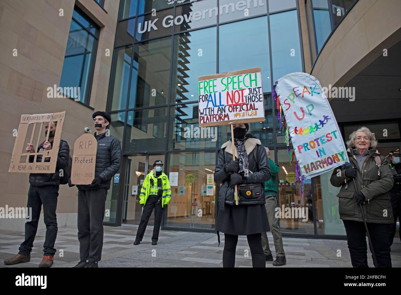Edinburgh, Schottland, Großbritannien. 15th. Januar 2022. Schwarz gekleidet, gehen die Demonstranten der Extinktionsaufstände von Holyrood zu den Regierungsbüros des Vereinigten Königreichs, dem Queen Elizabeth House, um gegen die antidemokratische Verurteilung der britischen Regierung zum Polizeiverbrechen und gegen das Gerichtsgesetz zu protestieren. *Stoppt das Erwürgen des demokratischen Protests* „das Polizeigesetz ist ein Versuch, den Schrei von Frauen gegen geschlechterspezifische Gewalt, den Schrei von Black Lives Matter gegen rassisierte Gewalt, den Schrei von Klimaaktivisten, die friedlich für unsere Zukunft kämpfen, zum Schweigen zu bringen“, sagte Justin Kenrick. Credit Arch White/Alamy Live News Stockfoto