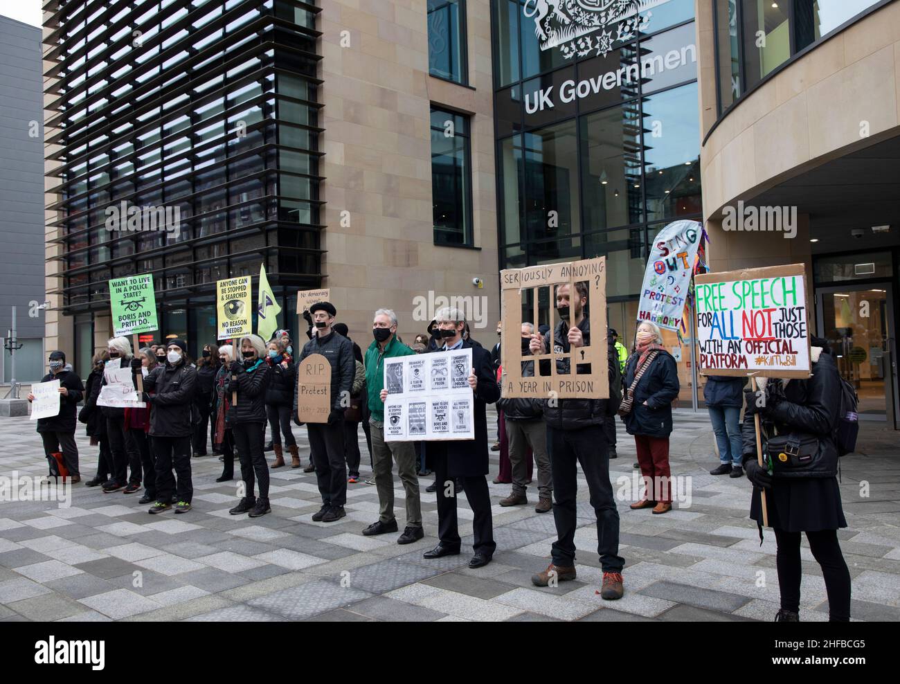 Edinburgh, Schottland, Großbritannien. 15th. Januar 2022. Schwarz gekleidet, gehen die Demonstranten der Extinktionsaufstände von Holyrood zu den Regierungsbüros des Vereinigten Königreichs, dem Queen Elizabeth House, um gegen die antidemokratische Verurteilung der britischen Regierung zum Polizeiverbrechen und gegen das Gerichtsgesetz zu protestieren. *Stoppt das Erwürgen des demokratischen Protests* „das Polizeigesetz ist ein Versuch, den Schrei von Frauen gegen geschlechterspezifische Gewalt, den Schrei von Black Lives Matter gegen rassisierte Gewalt, den Schrei von Klimaaktivisten, die friedlich für unsere Zukunft kämpfen, zum Schweigen zu bringen“, sagte Justin Kenrick. Credit Arch White/Alamy Live News Stockfoto