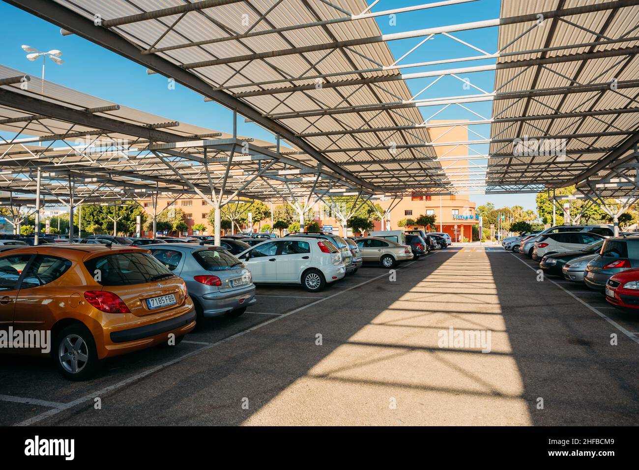 Autos auf einem Parkplatz an sonnigen Sommertagen in Fuengirola, Spanien Stockfoto