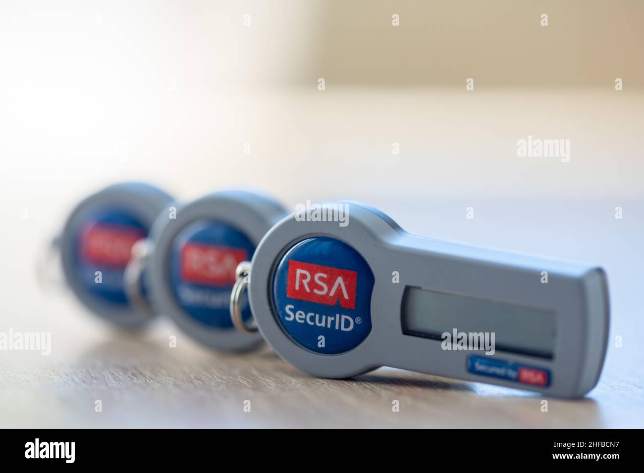 Timisoara, Rumänien - 20. Juni 2021: Nahaufnahme eines RSA SecurID-Tokens auf einem Holztisch, SID700 Stockfoto
