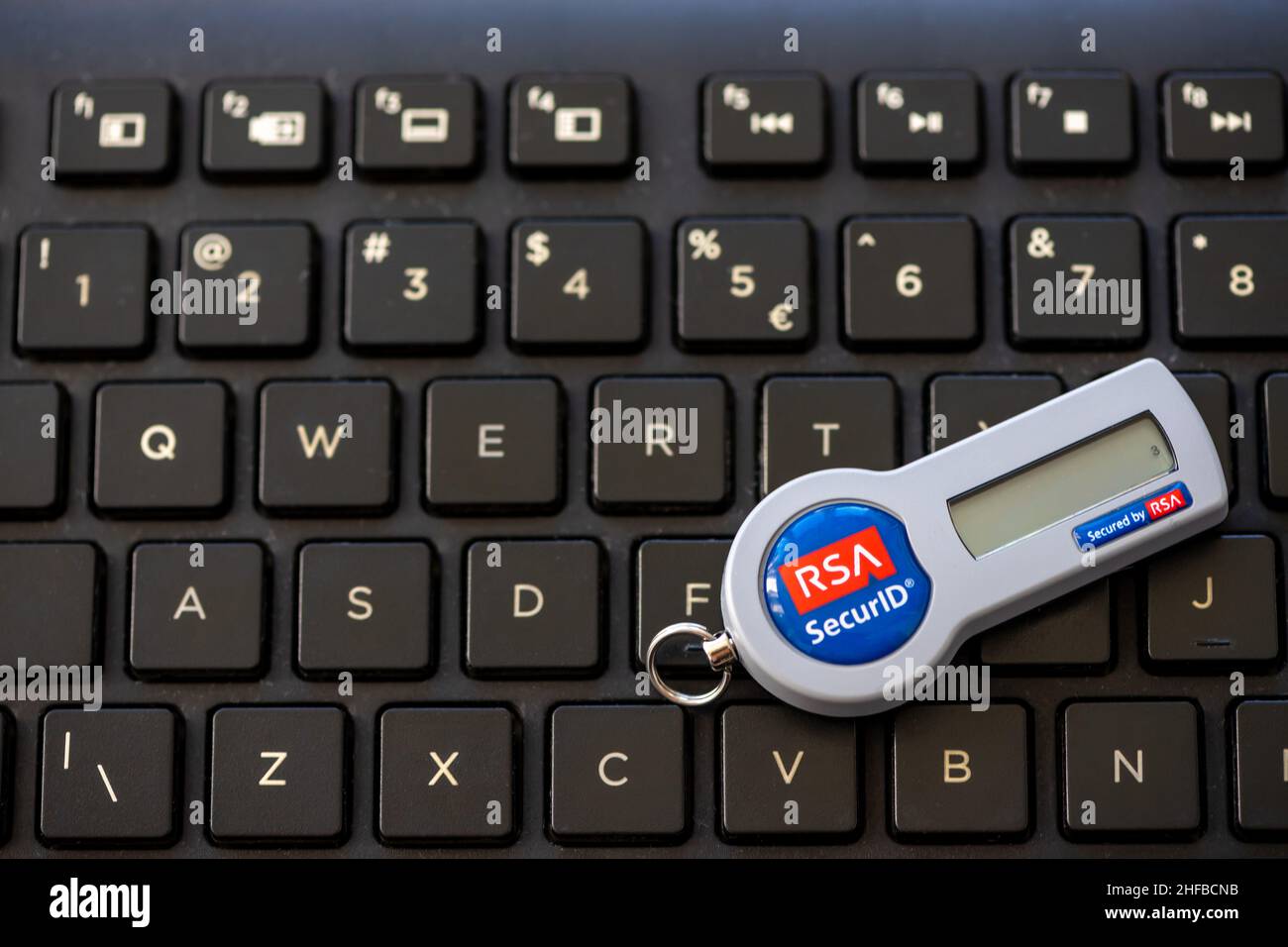 Timisoara, Rumänien - 20. Juni 2021: Nahaufnahme eines RSA SecurID-Tokens auf einer schwarzen Tastatur, SID700 Stockfoto