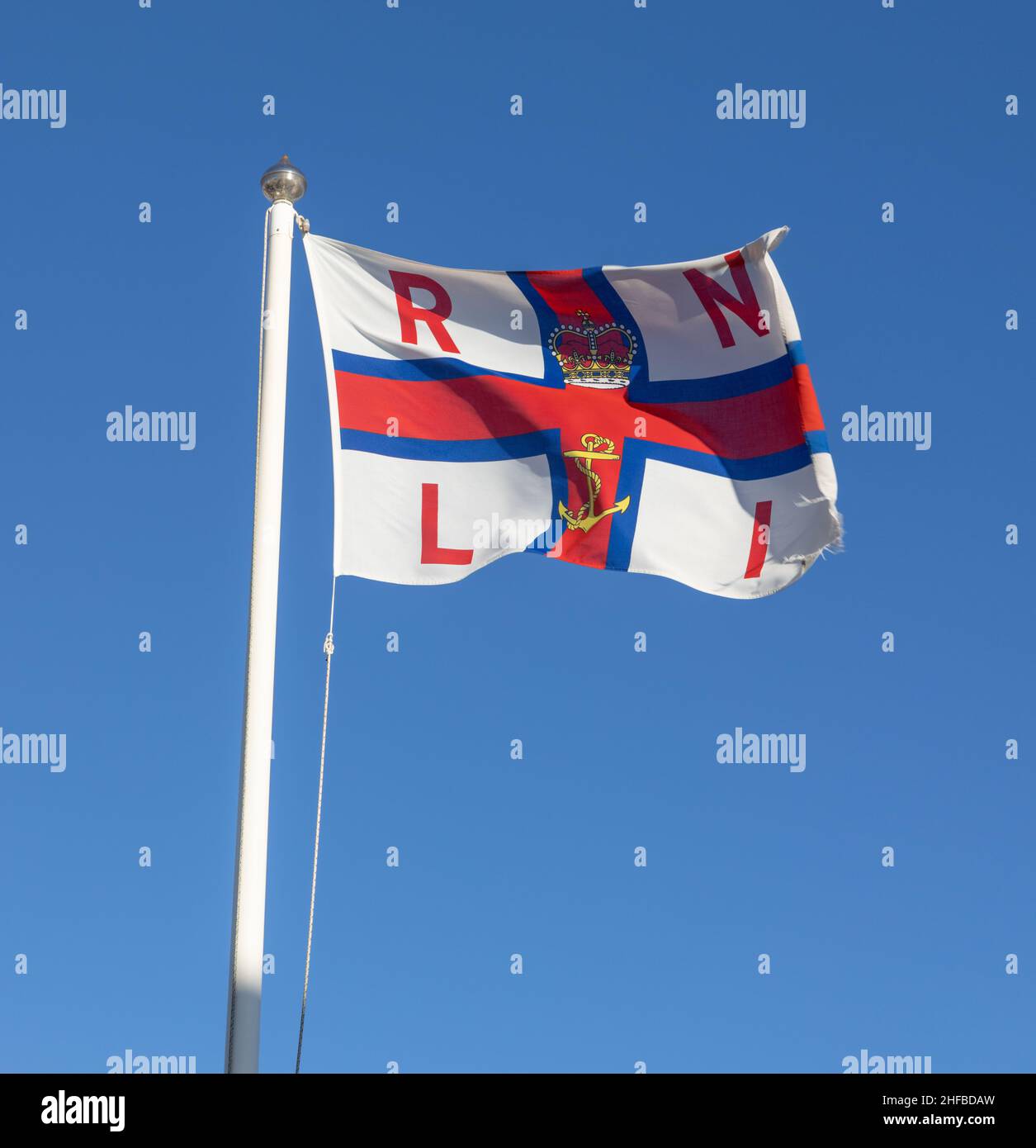 RNLI (Royal National Lifeboat Institution) Flagge, die an der Aldeburgh Lifeboat Station fliegt. VEREINIGTES KÖNIGREICH Stockfoto