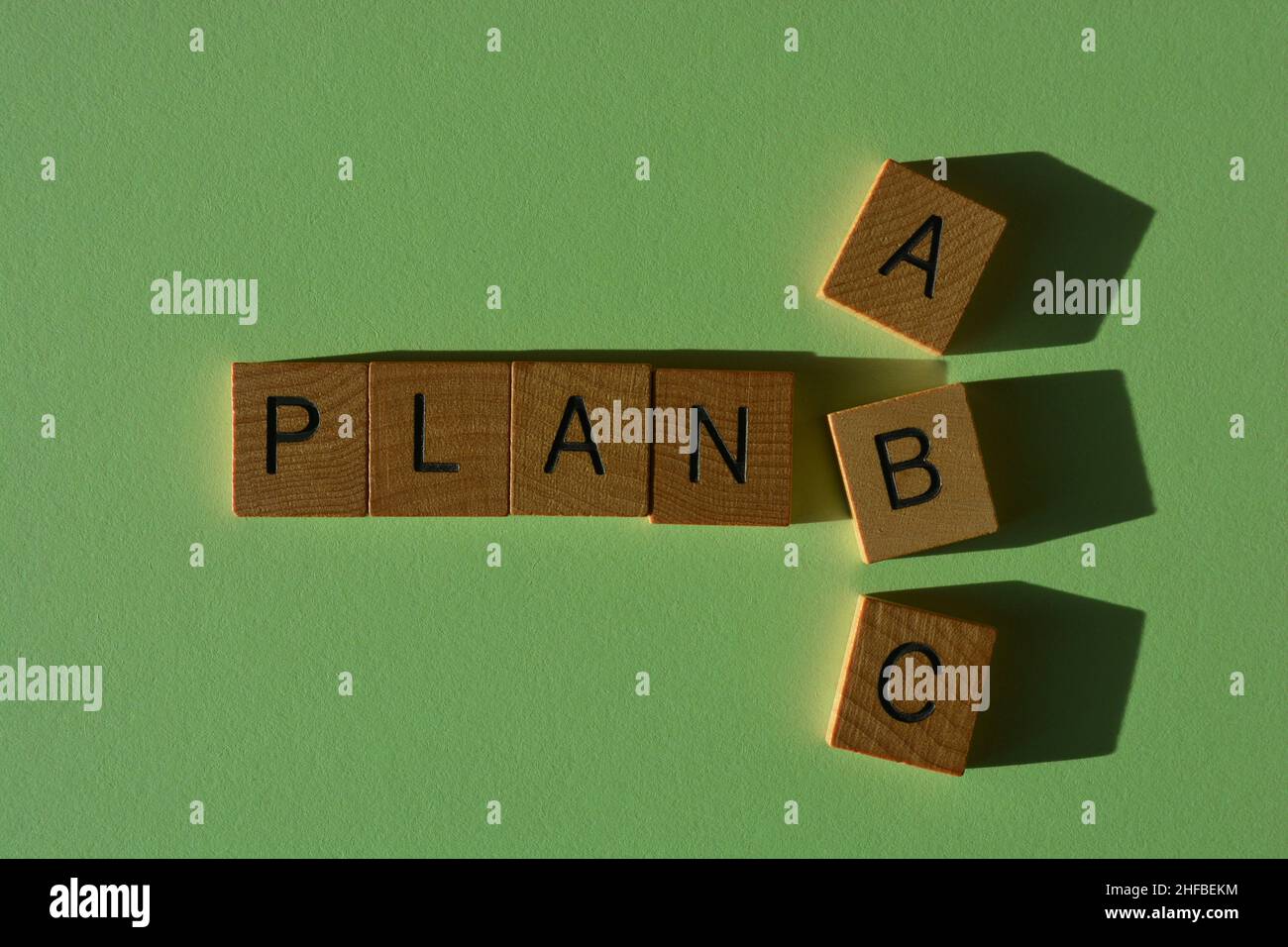 Plan A, B, C, Wörter in Holzbuchstaben isoliert auf grünem Hintergrund Stockfoto