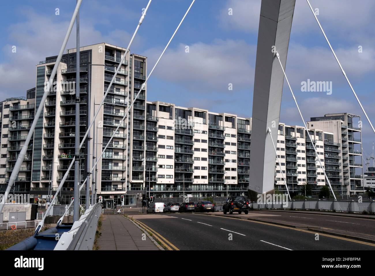 Moderne Wohnungen am Fluss mit Balkonen von der eckigen Brücke aus gesehen, Finnieston, Glasgow, Schottland, Großbritannien Stockfoto