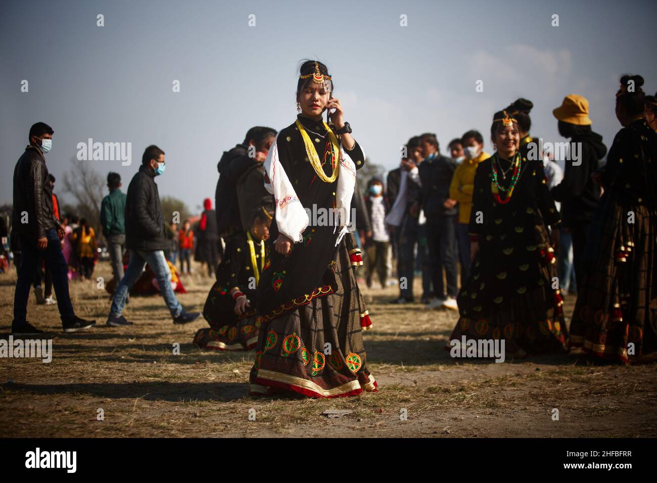 Kathmandu, Nepal. 15th Januar 2022. Frauen in traditioneller Kleidung feiern das Maghe Sankranti Festival in Kathmandu, Nepal, 15. Januar 2022. Quelle: Sulav Shrestha/Xinhua/Alamy Live News Stockfoto