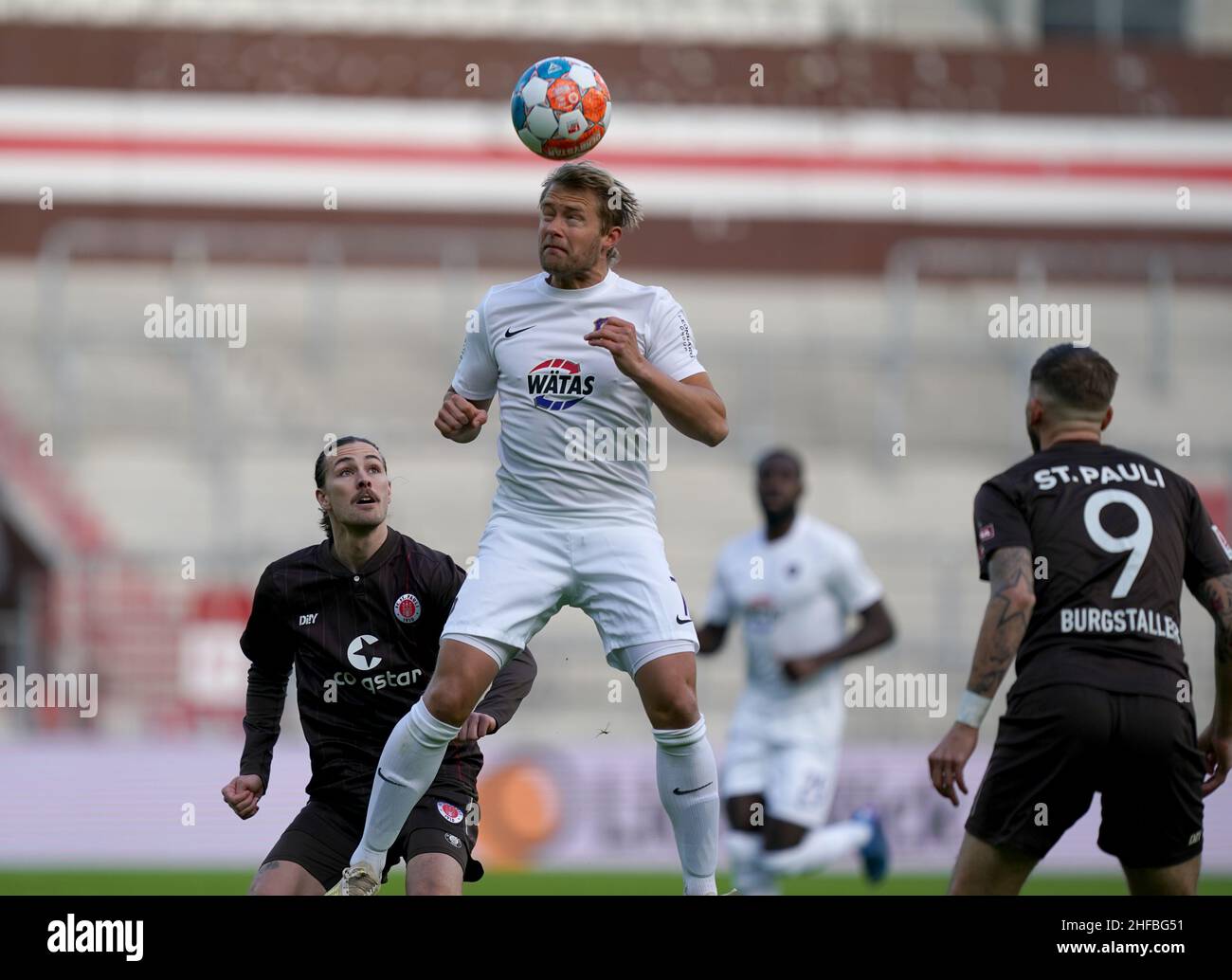 Hamburg, Deutschland. 15th Januar 2022. Fußball: 2nd Bundesliga, 19th Spieltag, FC St. Pauli - Erzgebirge Aue, im Millerntor-Stadion. Jackson Irvine (l-r) von St. Pauli, Jan Hochscheidt von Aue und Guido Burgstaller von St. Pauli. Kredit: Marcus Brandt/dpa - WICHTIGER HINWEIS: Gemäß den Anforderungen der DFL Deutsche Fußball Liga und des DFB Deutscher Fußball-Bund ist es untersagt, im Stadion und/oder vom Spiel aufgenommene Fotos in Form von Sequenzbildern und/oder videoähnlichen Fotoserien zu verwenden oder zu verwenden./dpa/Alamy Live News Stockfoto