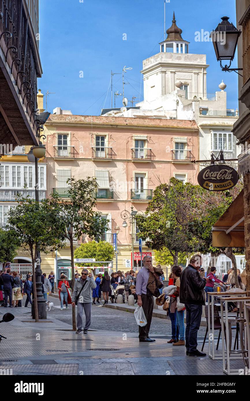 Calle en Barrio Antiguo de Cádiz, España Stockfoto