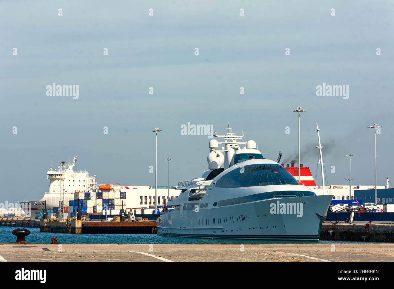 Yate en el Puerto de Cádiz, Andalusien Stockfoto