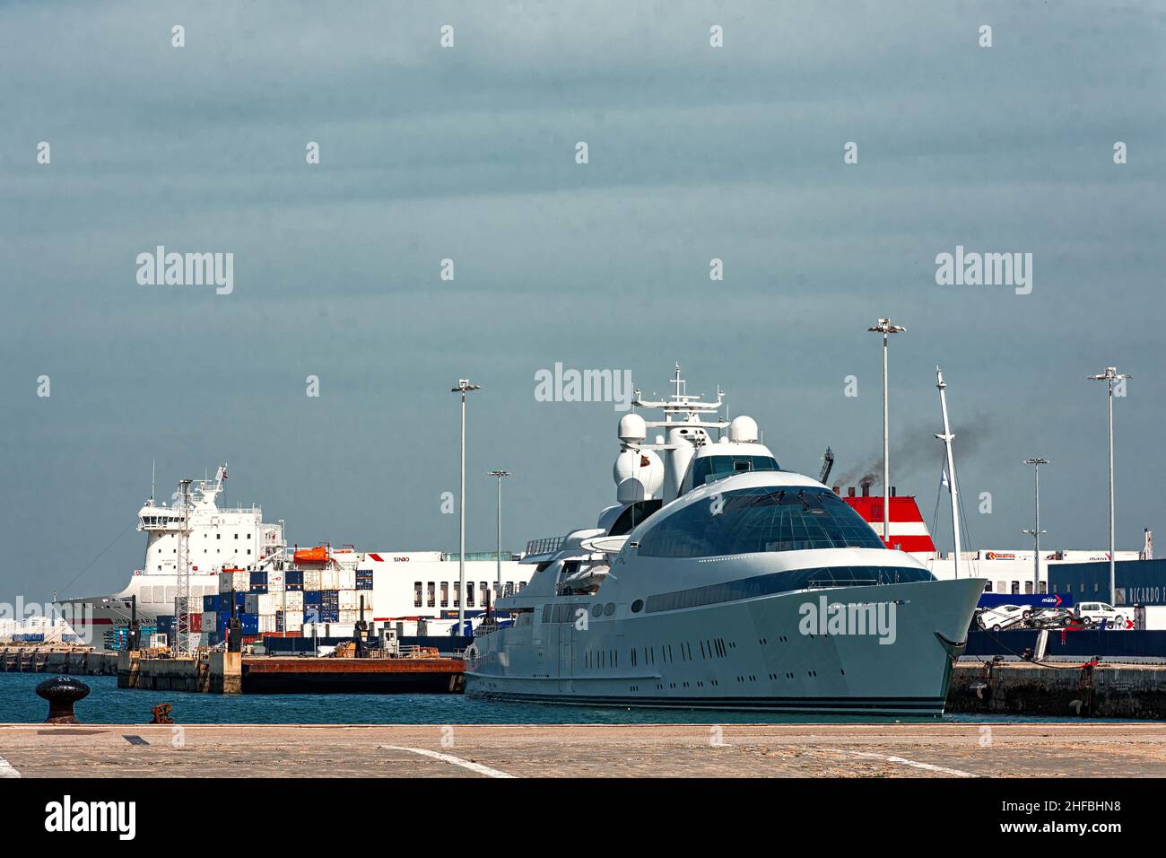 Yate en el Puerto de Cádiz, Andalusien Stockfoto