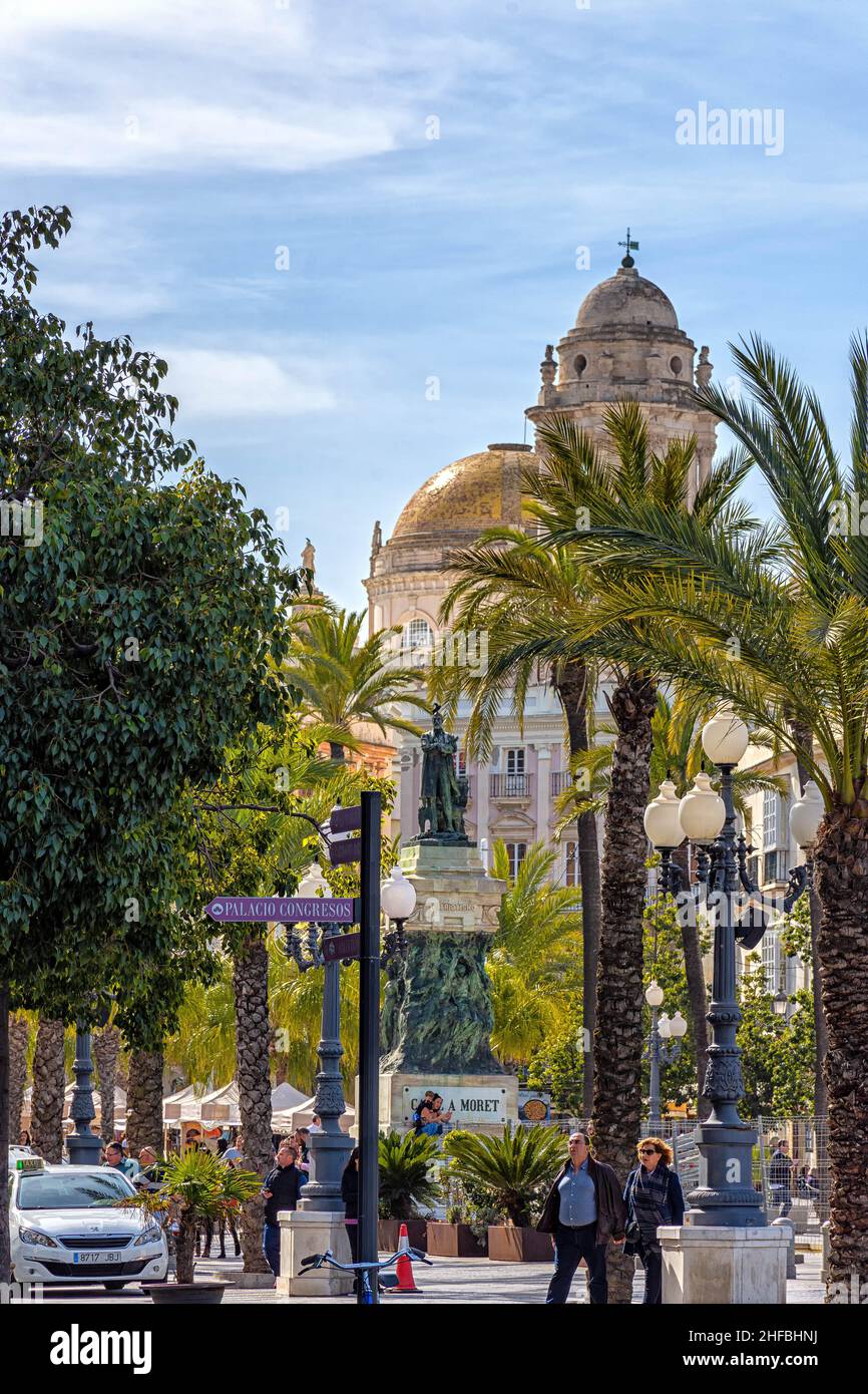 Vista de la Catedral de Cádiz desde la Plaza de San Juan de Dios en Cádiz Stockfoto