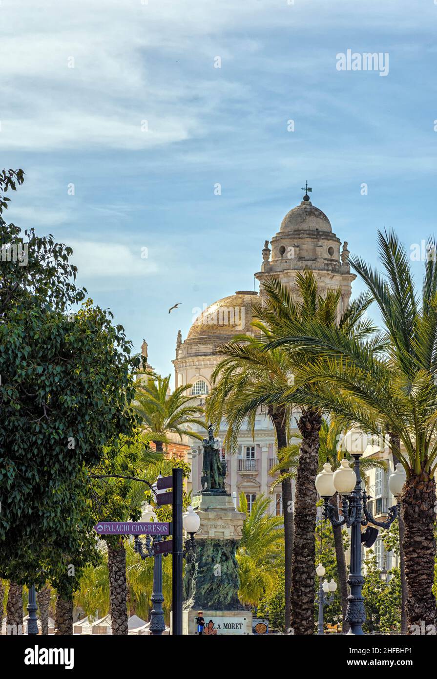 Vista de la Catedral de Cádiz desde la Plaza de San Juan de Dios en Cádiz Stockfoto