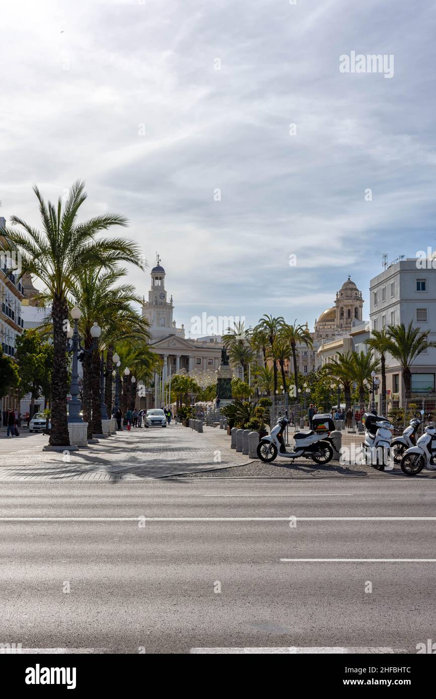 Vista de la Plaza de San Juan de Dios con el Ayuntamiento y estatua a Moret en Cádiz Stockfoto