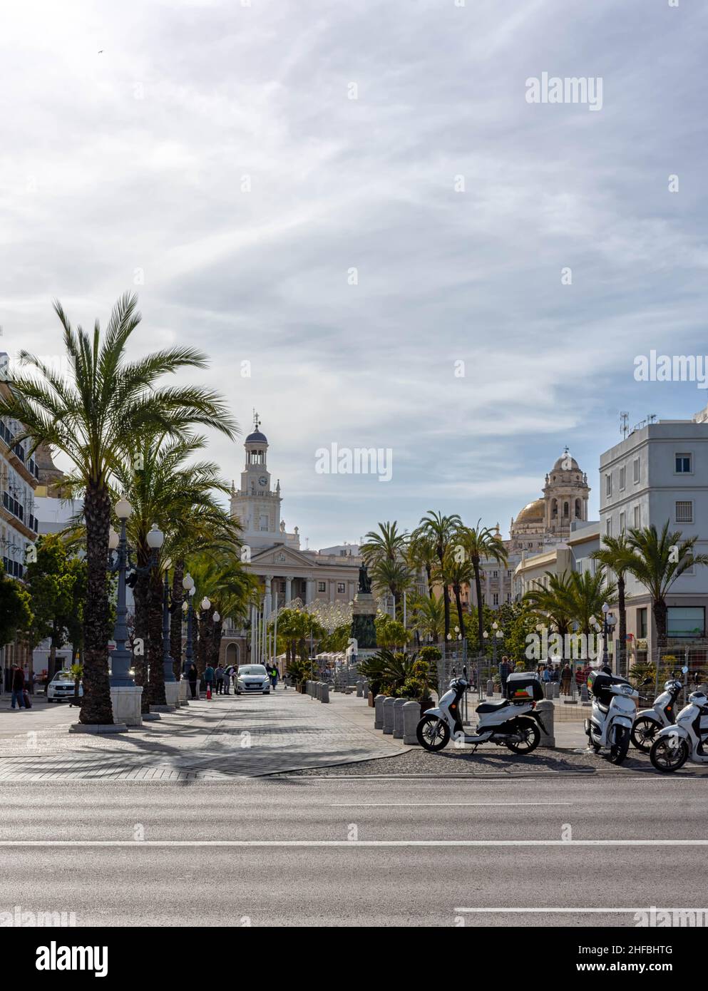 Vista de la Plaza de San Juan de Dios con el Ayuntamiento y estatua a Moret en Cádiz Stockfoto